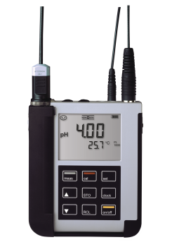 Portavo 904 zur Messung mit analogen oder Memosens-pH/Redox-Sensoren, inkl. USB-Verbindungskabel.
