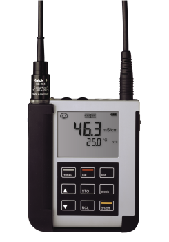 Portavo 904 zur Messung mit analogen oder Memosens-Leitfähigkeitssensoren, inkl. USB-Verbindungskabel.