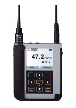 Portavo 907 zur Messung mit analogen Leitfähigkeitssensoren oder Memosens-Sensoren für pH-Wert, Leitfähigkeit oder Sauerstoff, inkl. USB-Verbindungskabel.