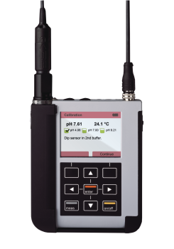 Portavo 908 Multi zur Messung mit Memosens-Sensoren für pH/Redox-Wert, Leitfähigkeit konduktiv und induktiv, Sauerstoff und dem optischen Sauerstoffsensor SE340, inkl. USB-Verbindungskabel und USB-Adapter (A-Buchse auf B-Stecker) für Anschluss an Drucker.